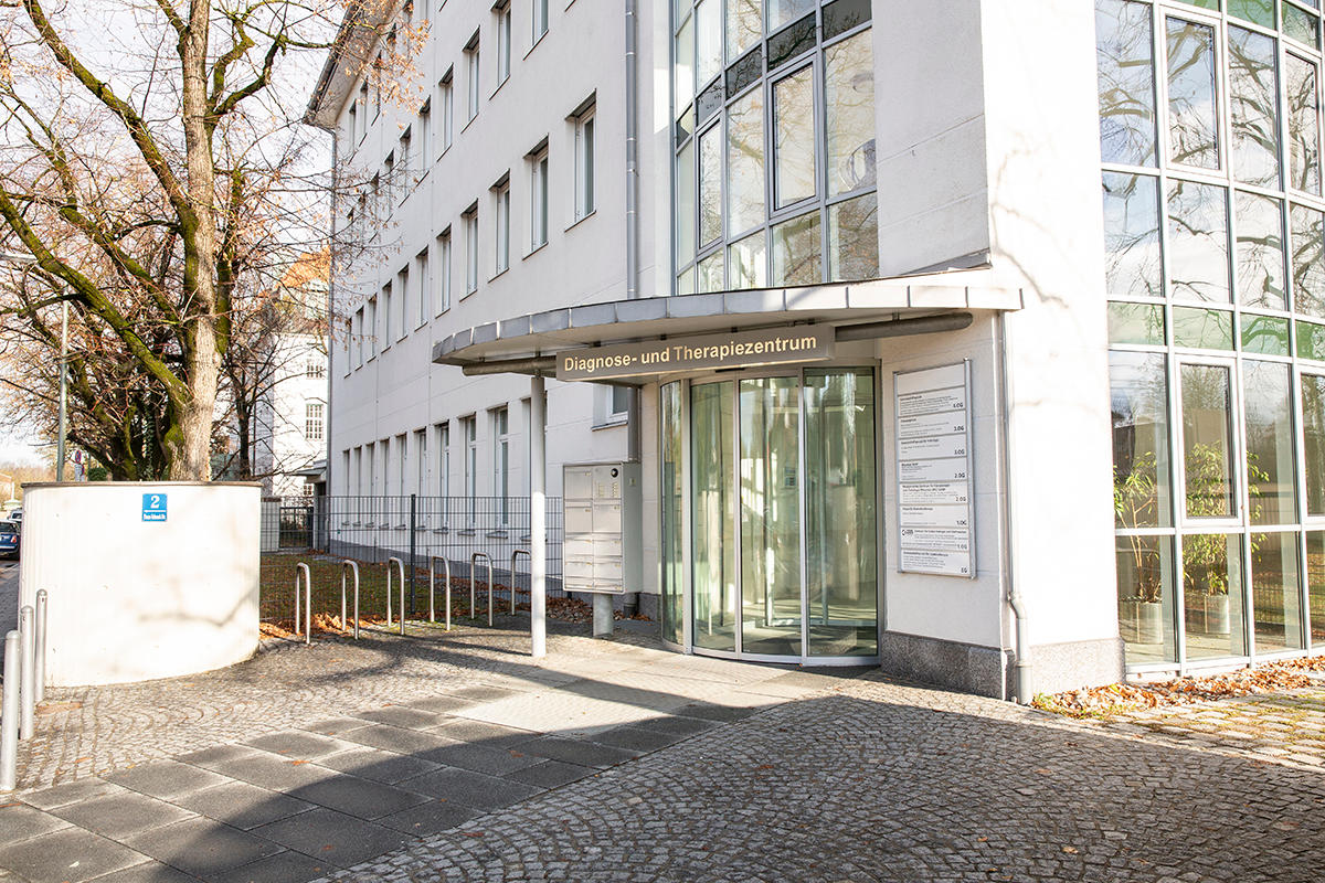 Hauseingang zur Praxis für Strahlentherapie in München Nymphenburg