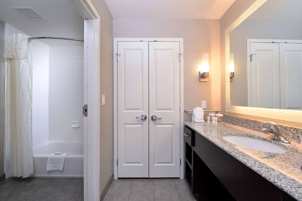 Guest room bath