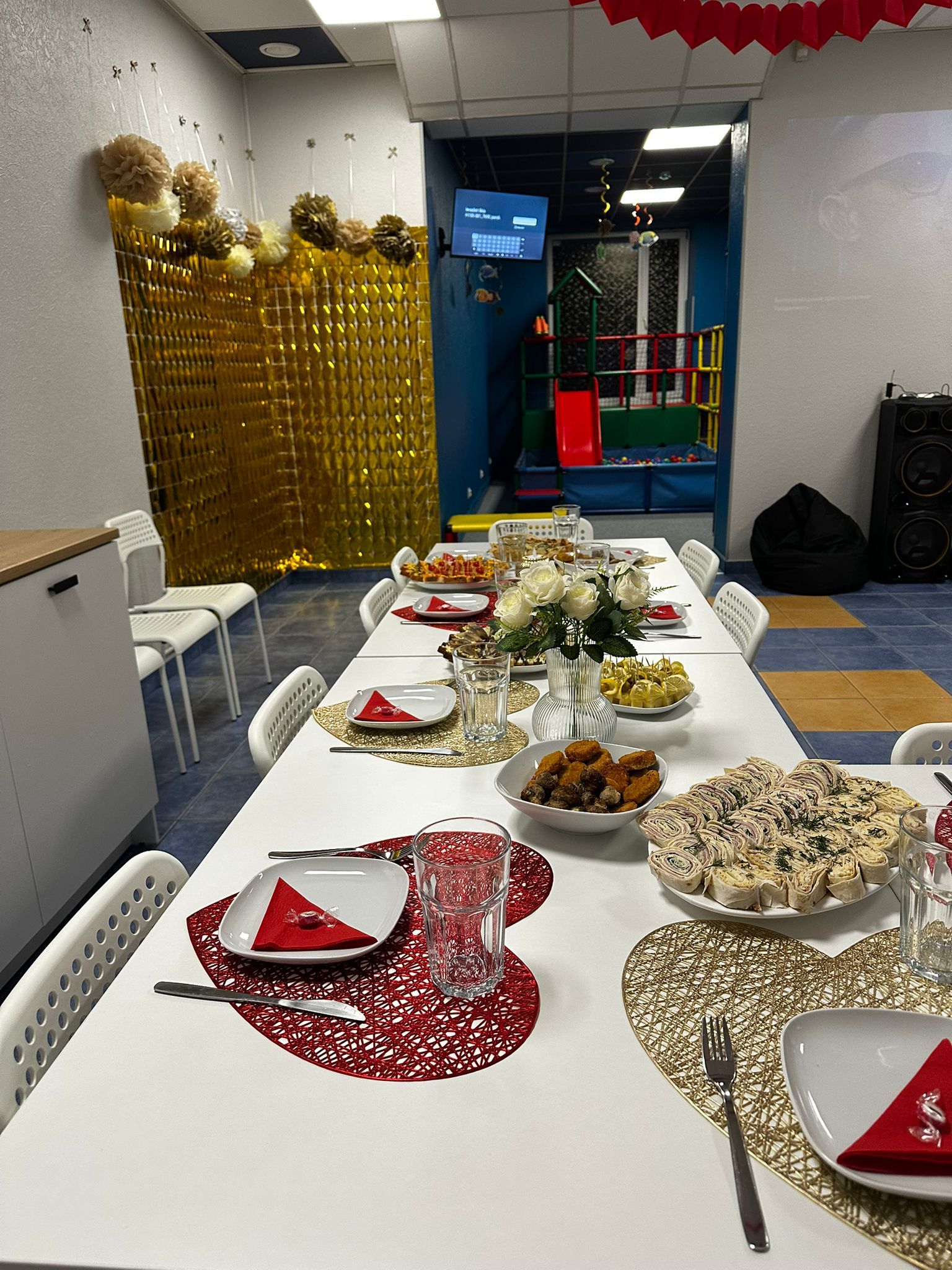 “Dzimšanas dienas svinības Magic Room ar dekorācijām un svētku galdu”