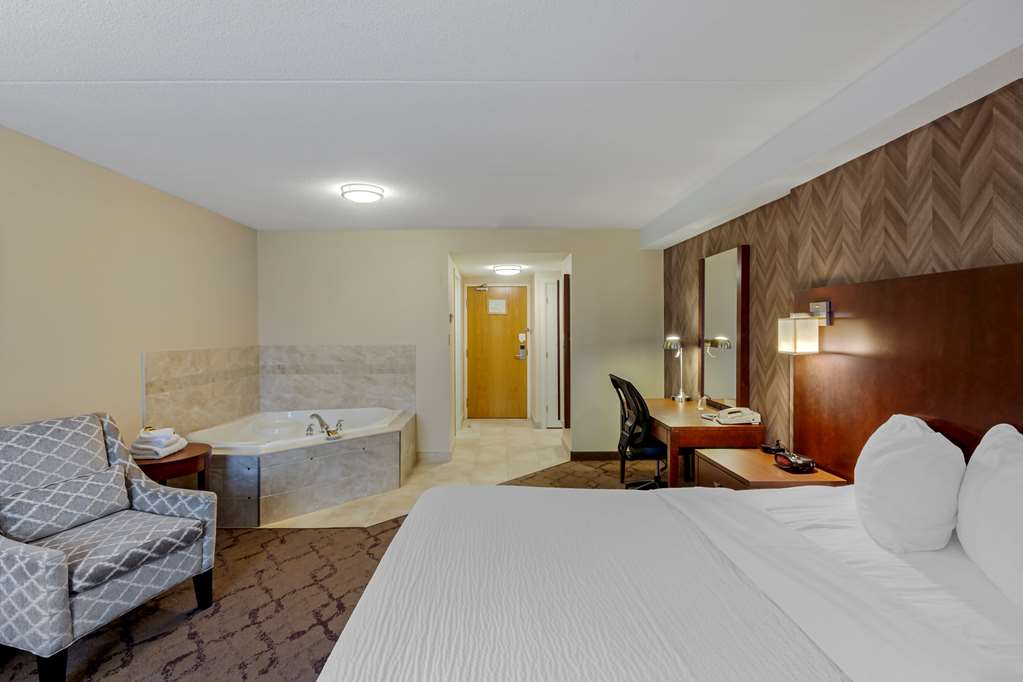 1 King bed with 2 person jacuzzi tub Best Western Plus Otonabee Inn Peterborough (705)742-3454
