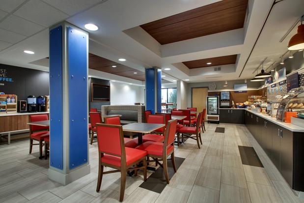 Images Holiday Inn Express & Suites Cedar Rapids-I-380 @ 33rd Ave by IHG