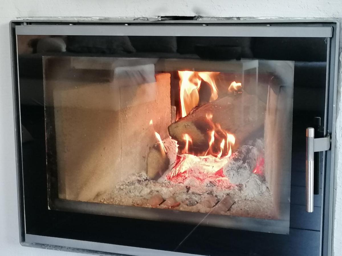 Gaiša un mājīga guļamistaba viesu namā 'Palmas' ar komfortablu gultu, koka detaļām un logu ar skatu uz dabu.