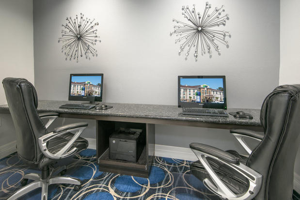 Images Holiday Inn Express & Suites Houston North - IAH Area by IHG