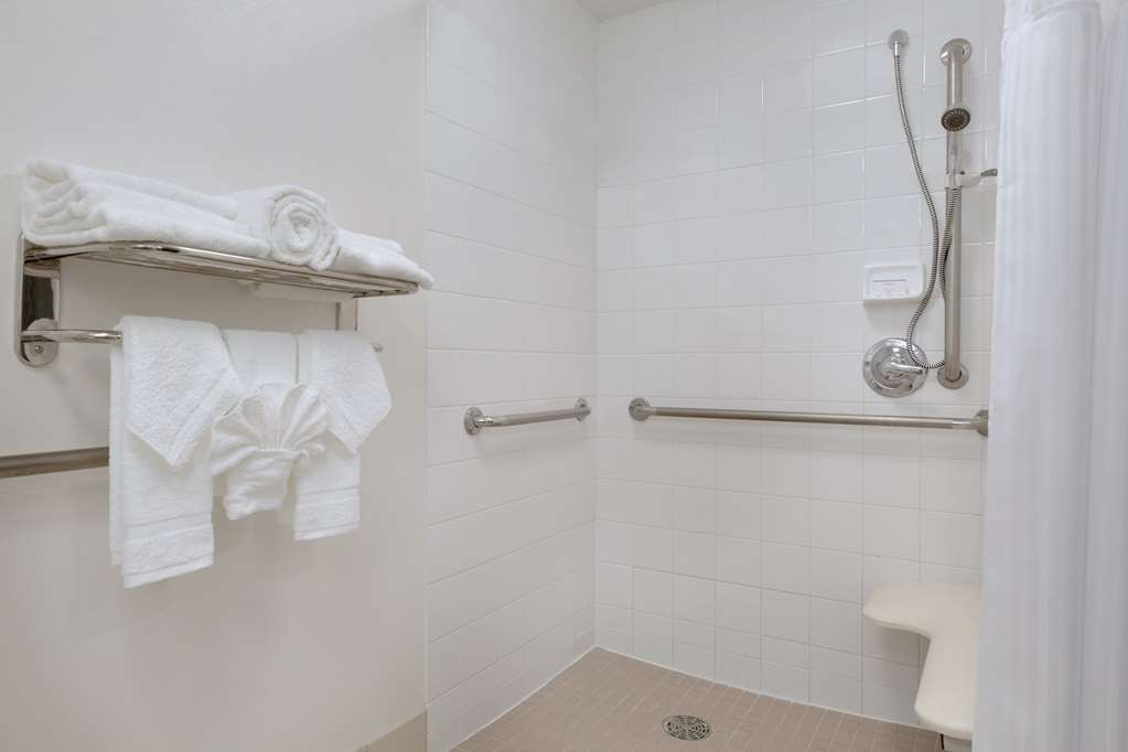 Guest room bath