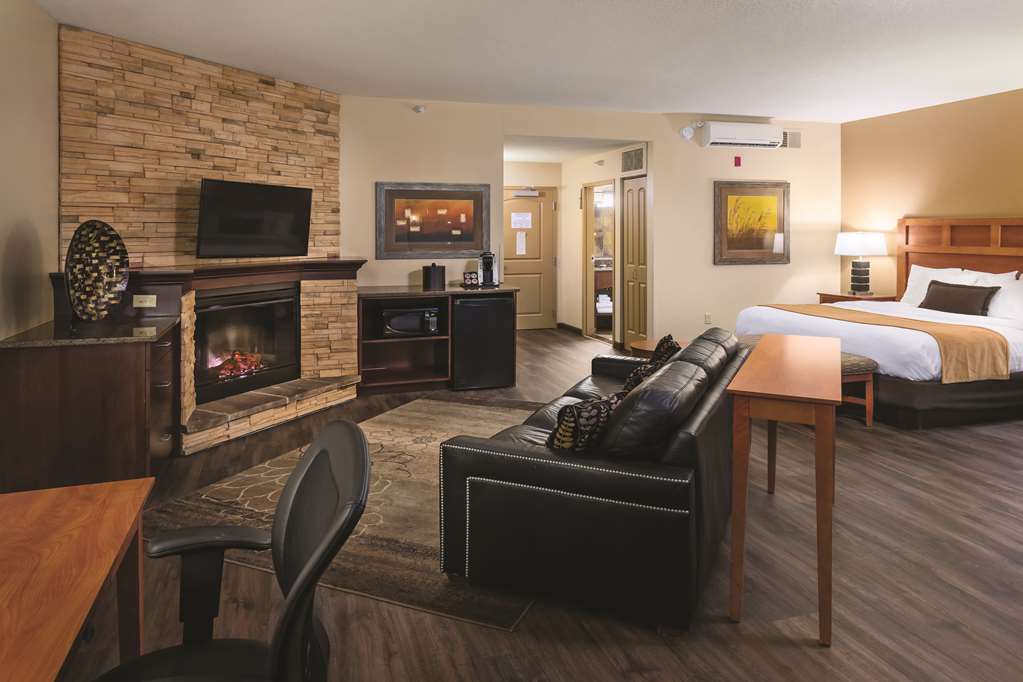 King Suite with fire place and pool view Best Western Plus Bloomington Hotel Bloomington (952)854-8200
