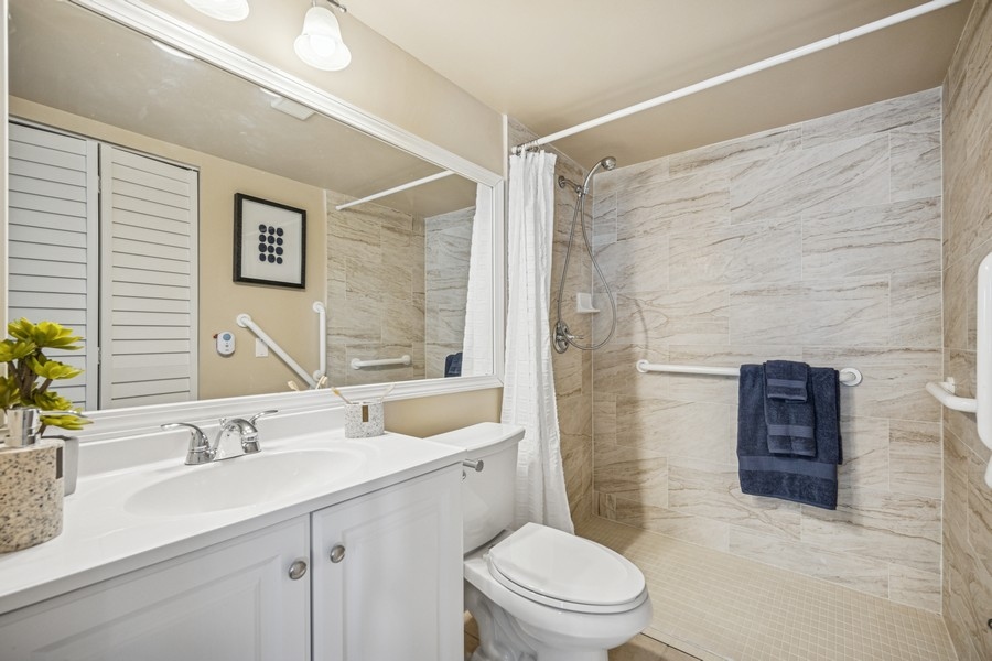 Five Star Premier Residences of Hollywood apartment bathroom