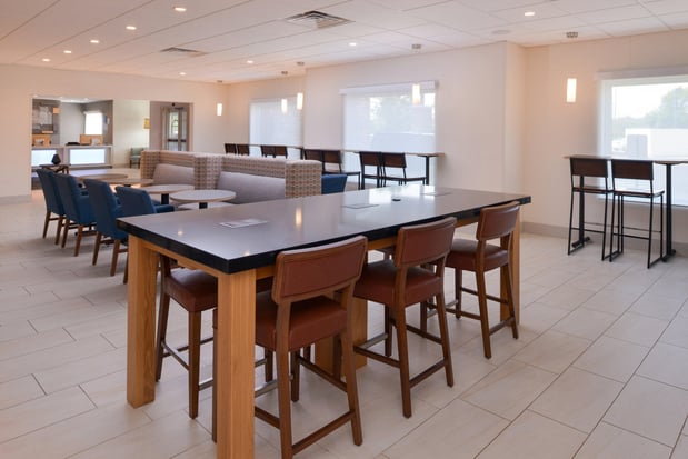 Images Holiday Inn Express & Suites Omaha - 120th And Maple by IHG