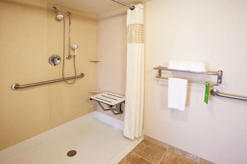 Guest room bath