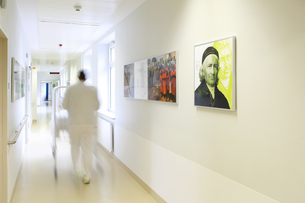 Das ansprechende Farbkonzept in der gesamten Klinik zeigt sich hell, freundlich und modern.