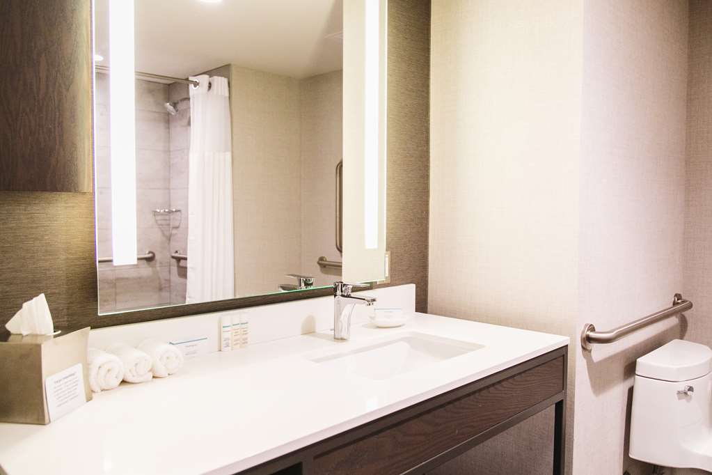 Guest room bath Hilton Garden Inn Fredericton Fredericton (506)999-1551