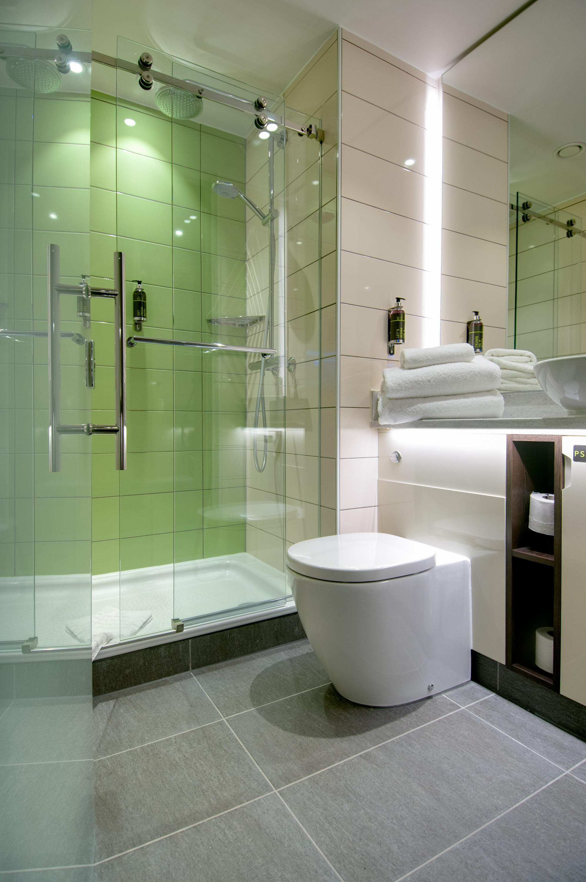hub by Premier Inn bathroom hub by Premier Inn Edinburgh Haymarket hotel Edinburgh 01313 574516