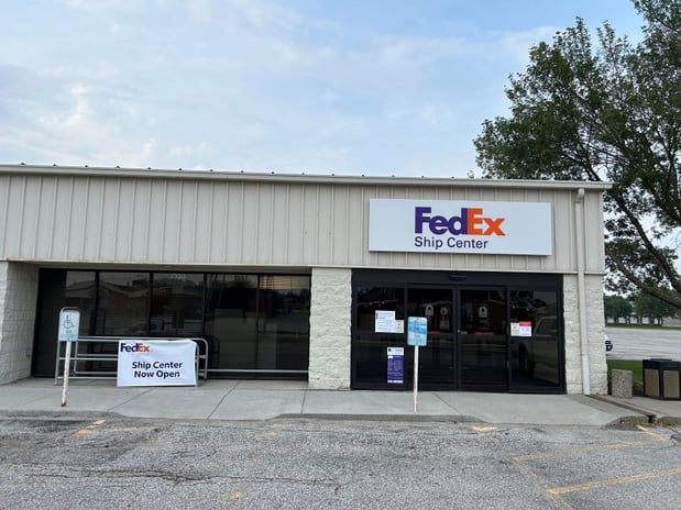 Images FedEx Office Ship Center