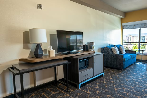 Images Holiday Inn & Suites Oakland - Airport by IHG