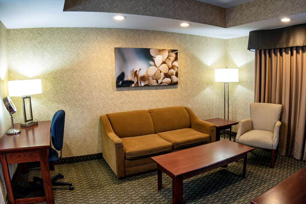 Best Western Voyageur Place Hotel in Newmarket: King Suite 01 Sitting Area