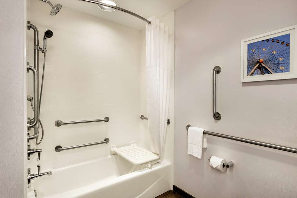 Guest room bath