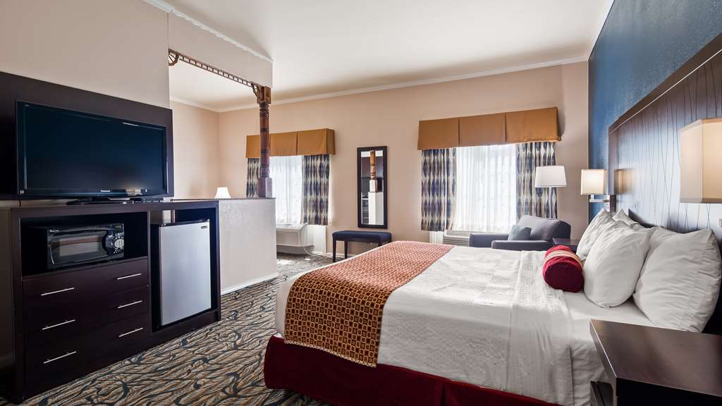 King Suite w/ Sofa Bed