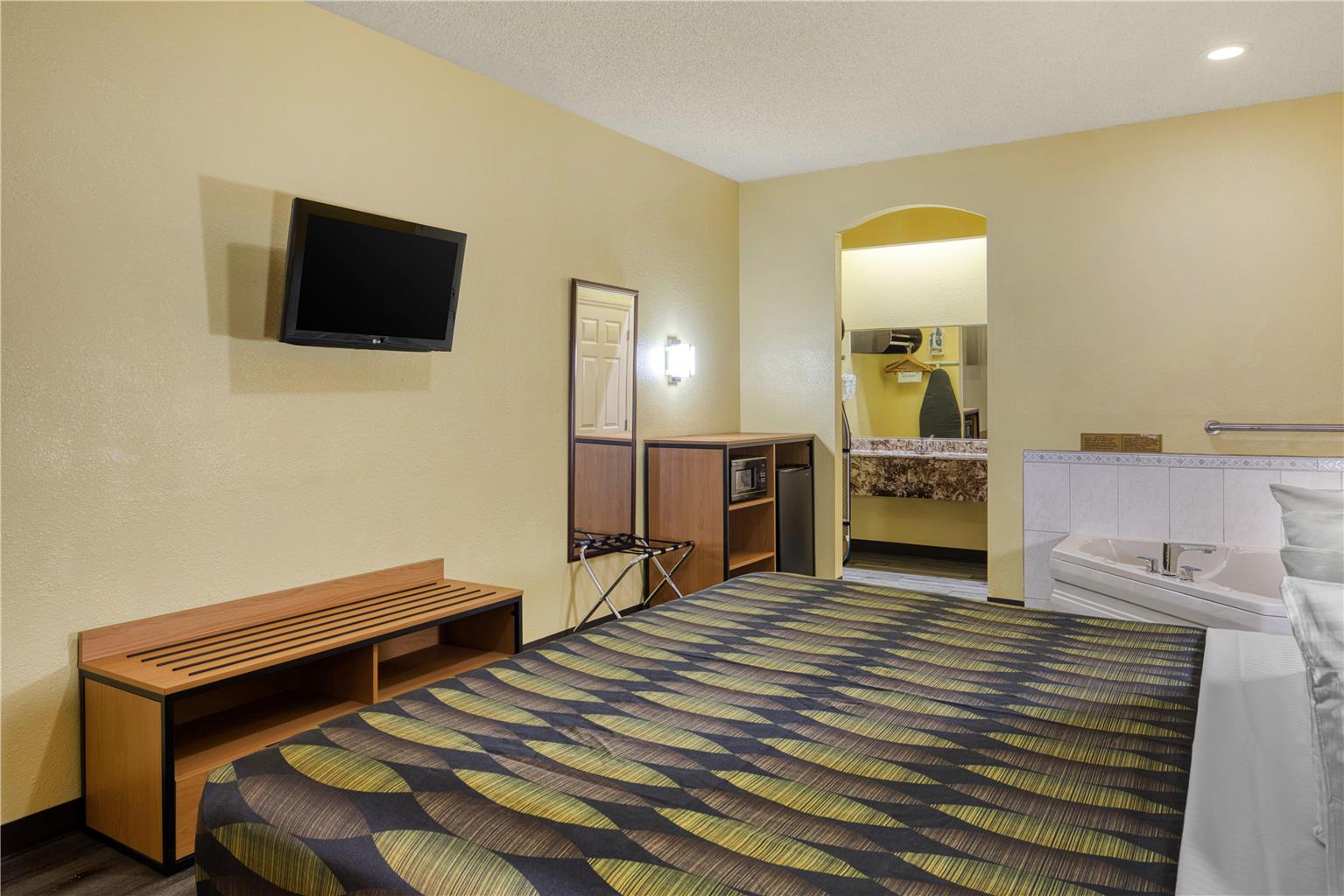 Suite - 1 King Bed w/ Jacuzzi