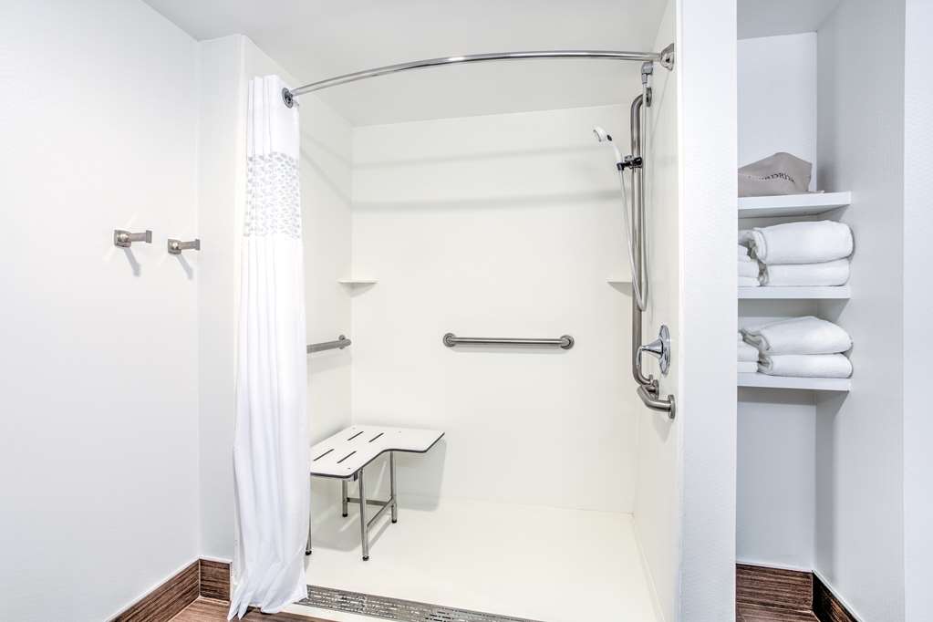 Guest room bath
