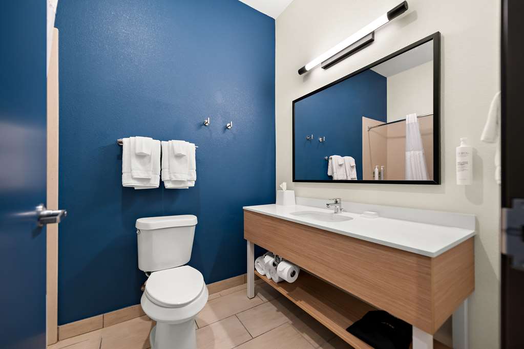 Guest room bath