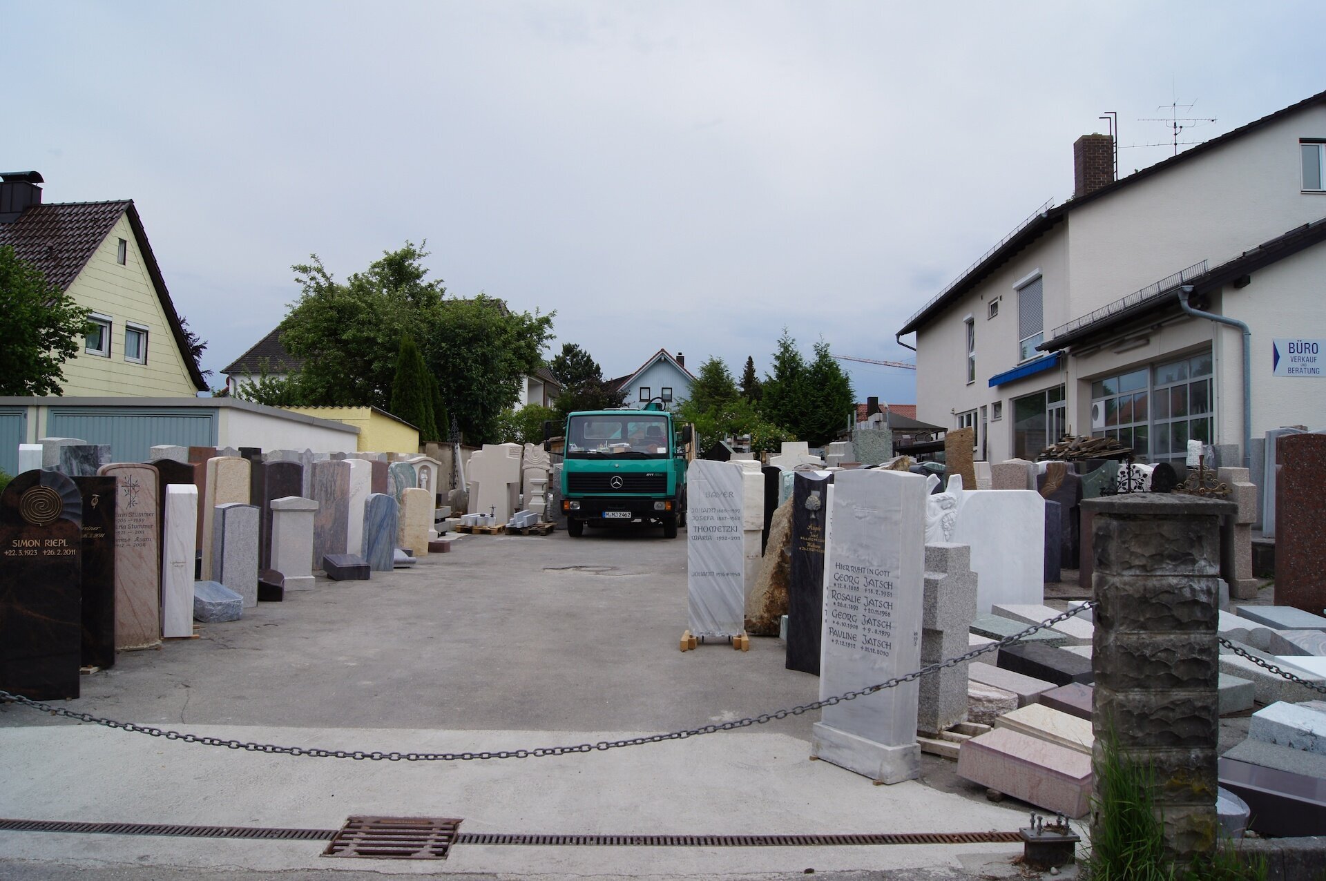 Ludwig Schneider - Denkmale und Steinbau AG - Steinmetz & Grabsteine München, Unterhachinger Straße 15 in München