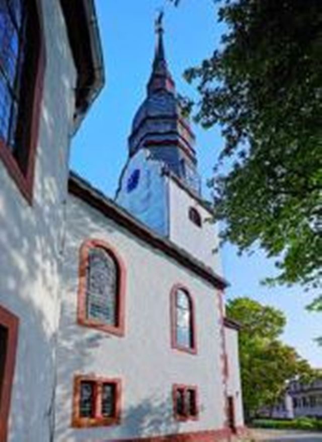 Die Martinskirche, im Stadtzentrum am Marktplatz gelegen, ist eine von Mauern umgebene historische Wehrkirche. Im mittelalterlichen Turm, durch den man die Kirche betritt, befinden sich einige sehenswerte Epitaphien (Grabmäler). Der Innenraum der Kirche w