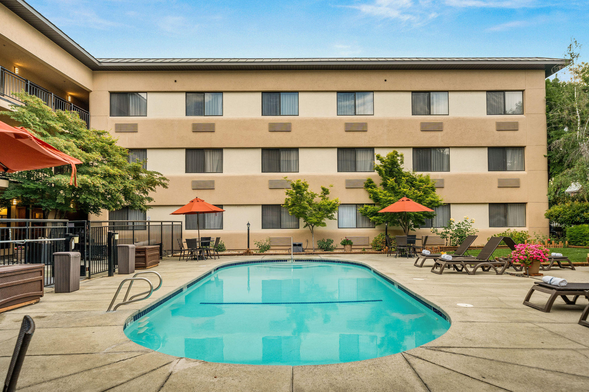 Outdoor Pool & Spa