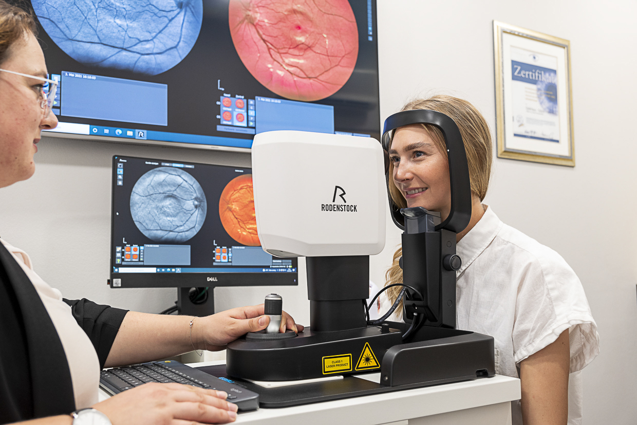 Bild zu Kein Augenarzt - kein Problem! In enger Kooperation mit Ärzten machen wir deinen Augen-Gesundheitsvorsorge-Check. Natürlich mit offiziellem Augenarztbefund! Termin vereinbaren unter https://www.click2date.eu/optikhausenbichler