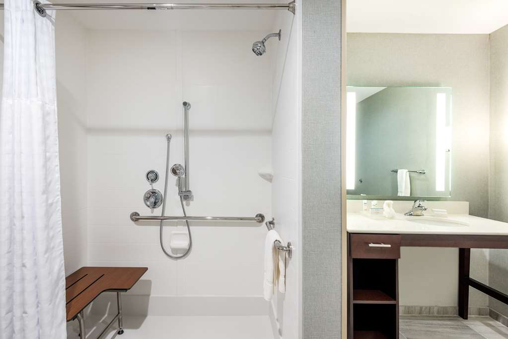 Guest room bath