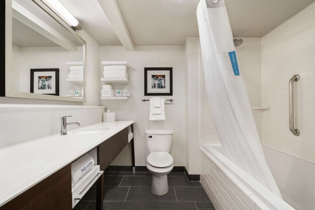 Guest room bath
