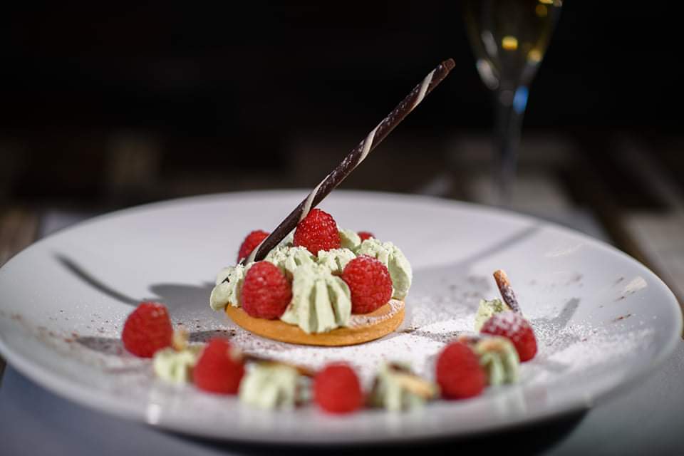 Sablé crème légère à la pistache et framboises. Sablé crème légère à la pistache et framboises.