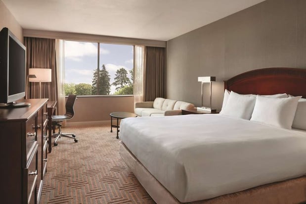 Images Hilton East Brunswick Hotel & Executive Meeting Center