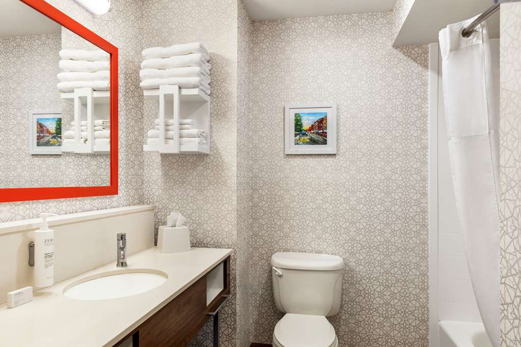 Guest room bath