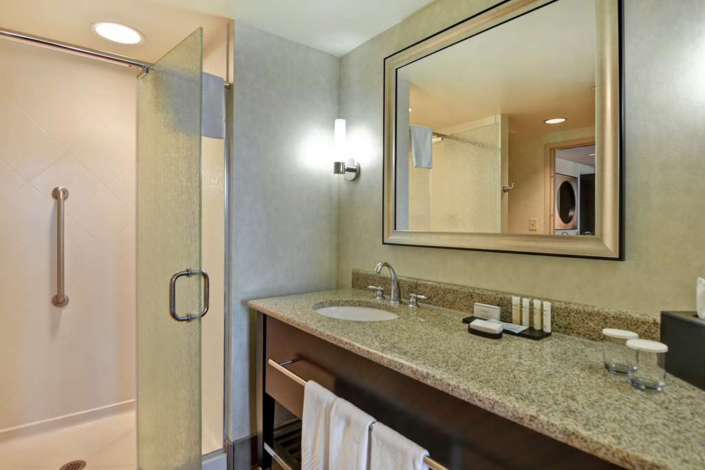 Guest room bath