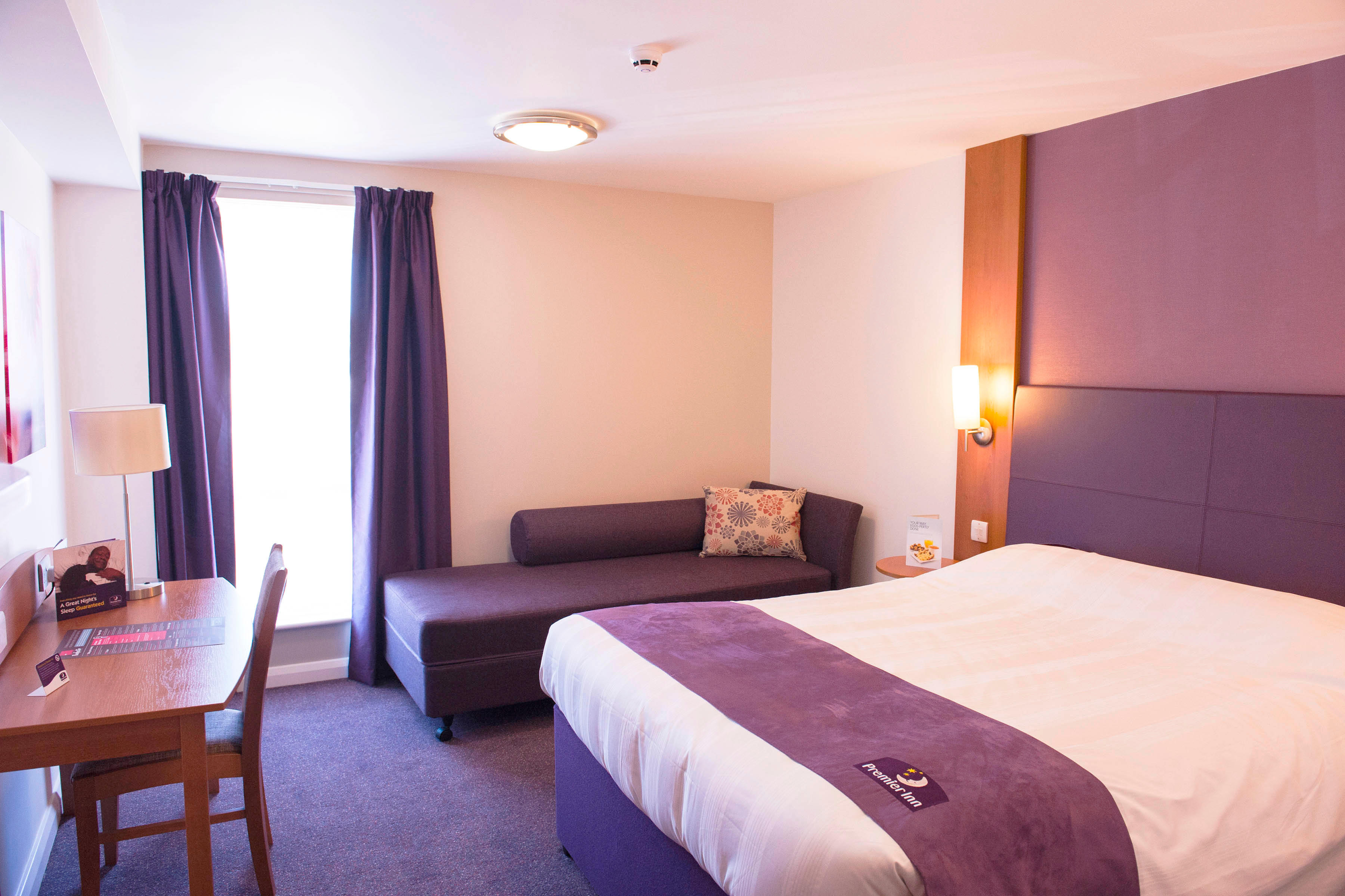 Premier Inn bedroom Premier Inn London Twickenham East hotel Twickenham 03333 219103