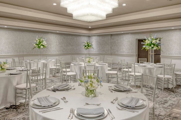 Images Crowne Plaza Indianapolis-Airport by IHG