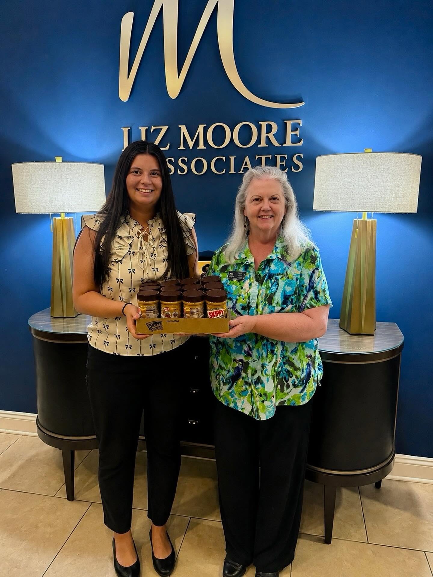 We loved stopping by to support the Annual Liz Moore & Associates Peanut Butter & Jelly Challenge! Every jar donated helps stock local food banks before the new school year, and we’re so happy to be part of something that gives back in such a meaningful way.
Here’s to friendly competition, full shelves, and an amazing community!