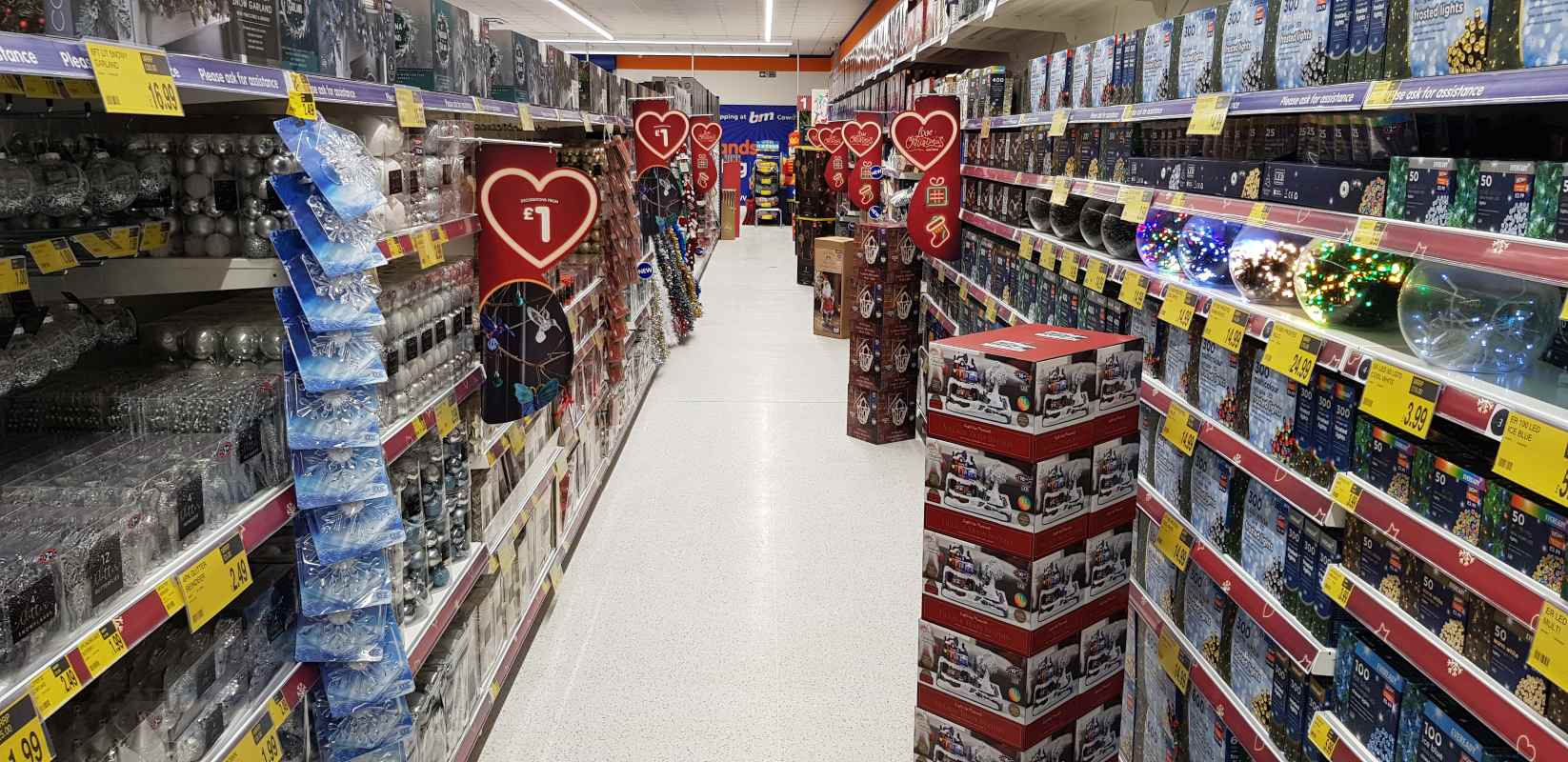 B&M's brand new store in Cowdenbeath stocks a beautiful Christmas, everything from decorations, lights and Christmas trees, to gift bags wrapping paper, selection boxes and much more!