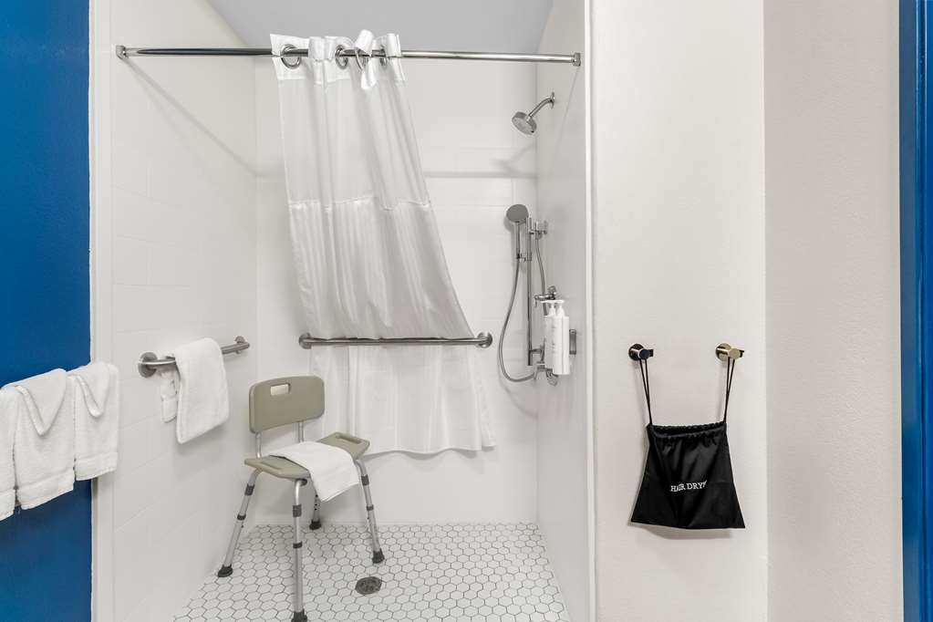 Guest room bath