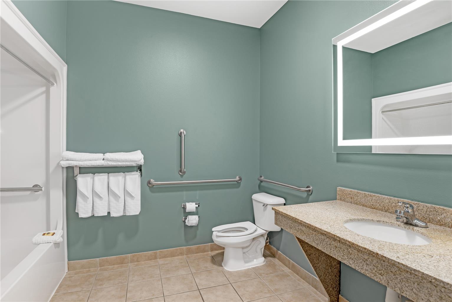 ADA - 1 King Bed w/ Bathtub + Kitchen