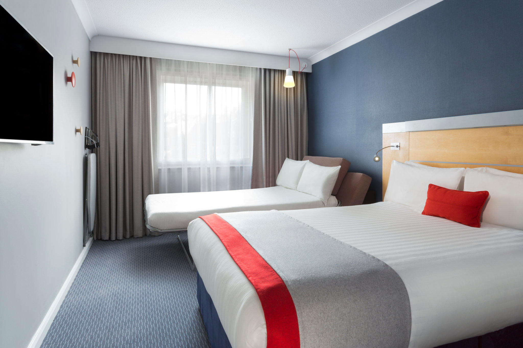 Holiday Inn Express London - Earl's Court, an IHG Hotel London 020 7384 5151