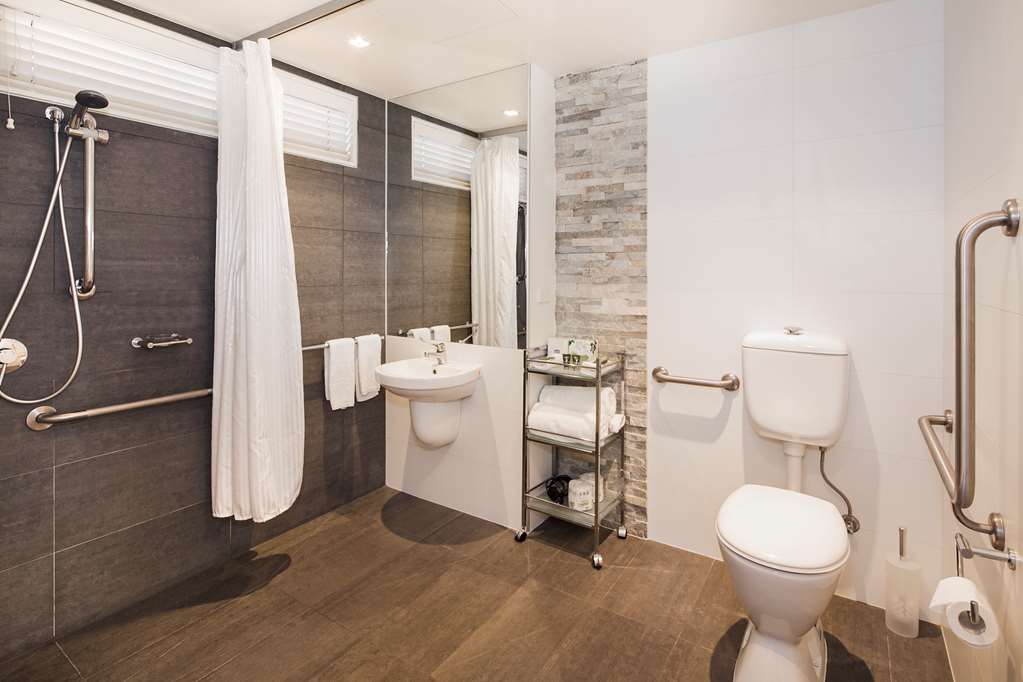 Accessible Bathroom Best Western Plus Ballarat Suites Ballarat (03) 5329 0200