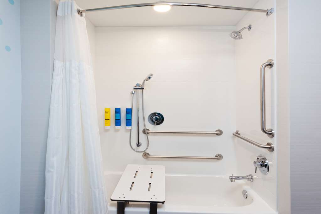 Guest room bath