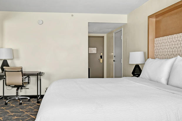 Images Holiday Inn Piscataway - Somerset, an IHG Hotel