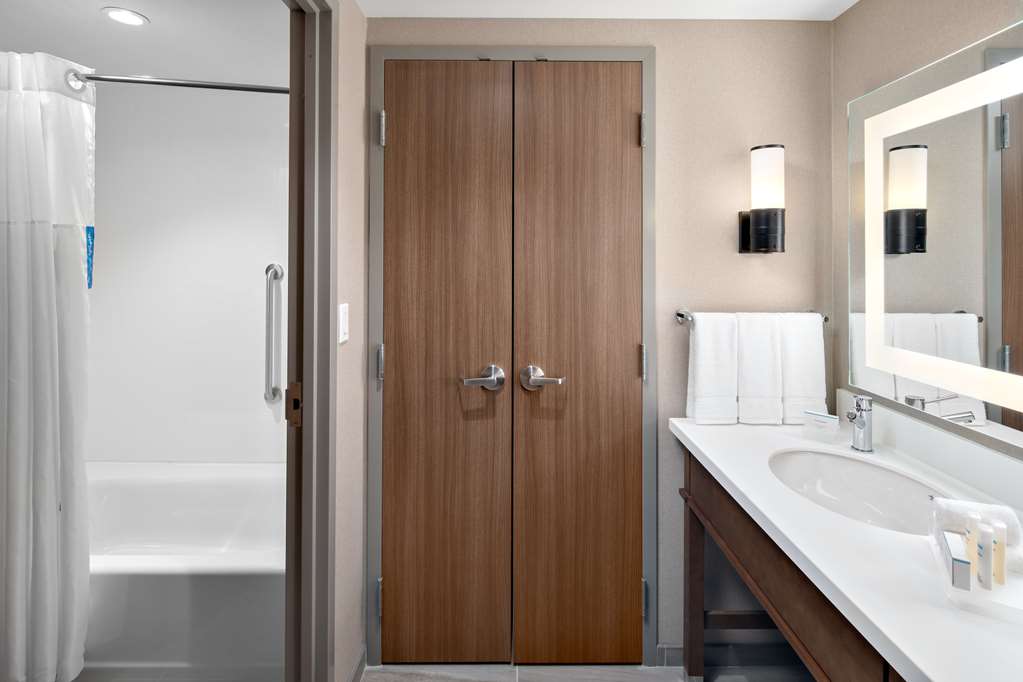 Guest room bath