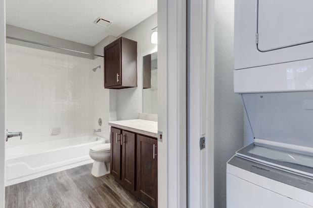 Images The Lakes of Schaumburg Apartment Homes