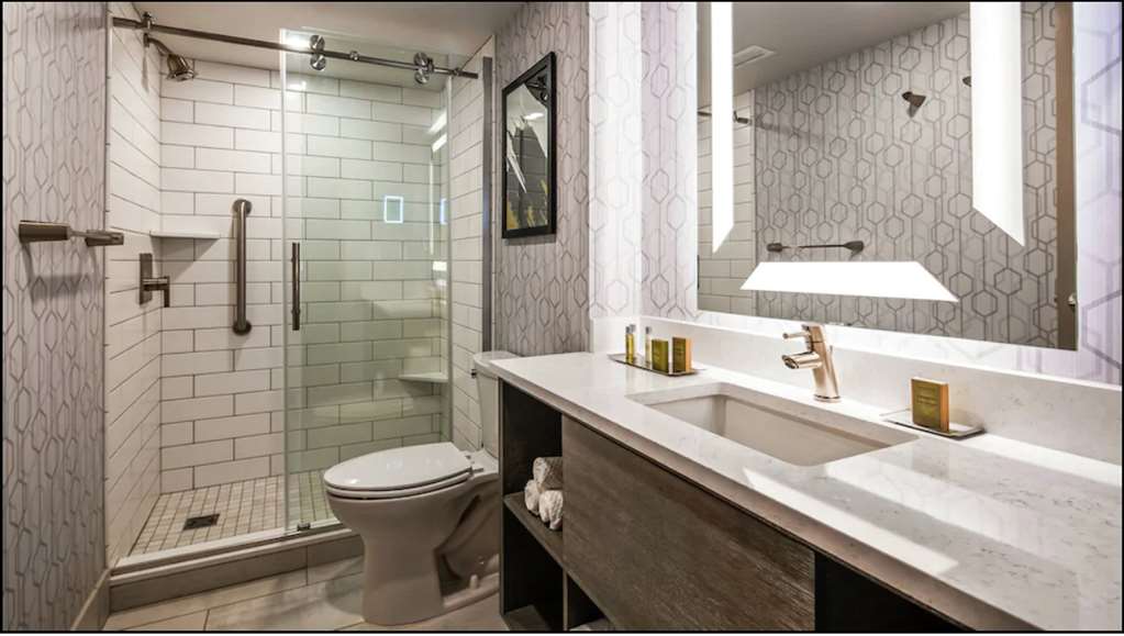 Guest room bath