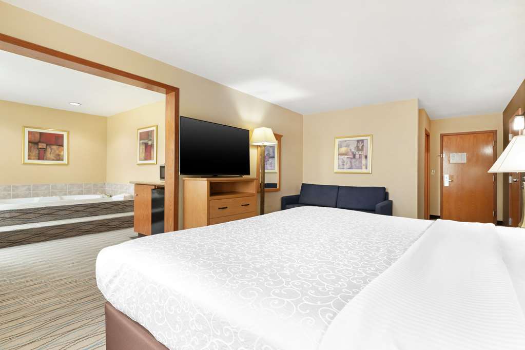 King Suite w/ Whirlpool