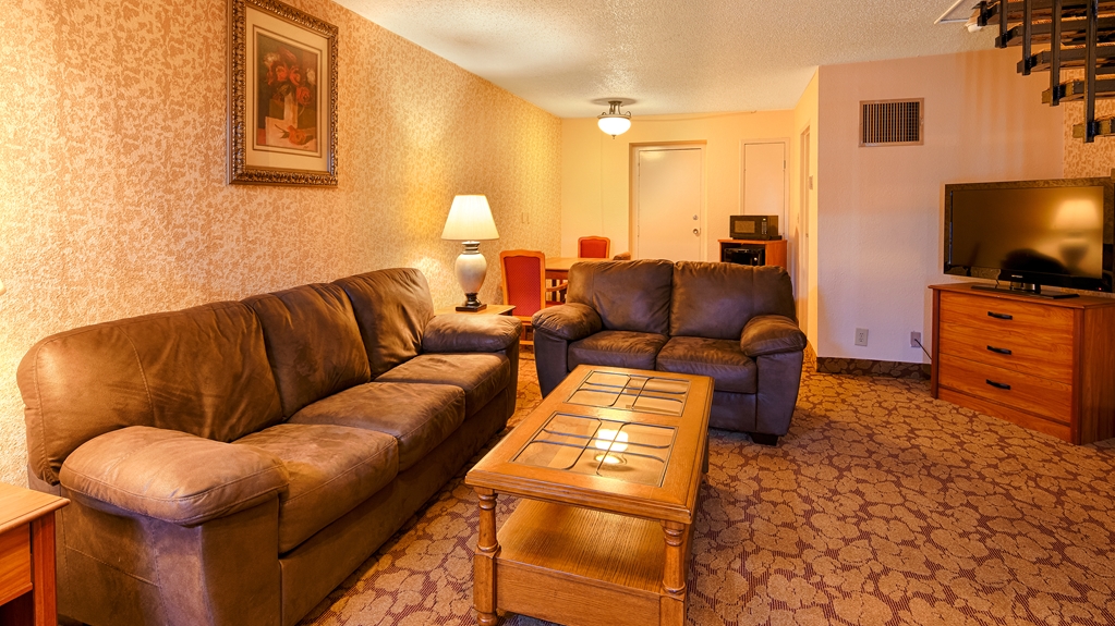 Suite King Living Room Best Western - Airport Tulsa (918)438-0780