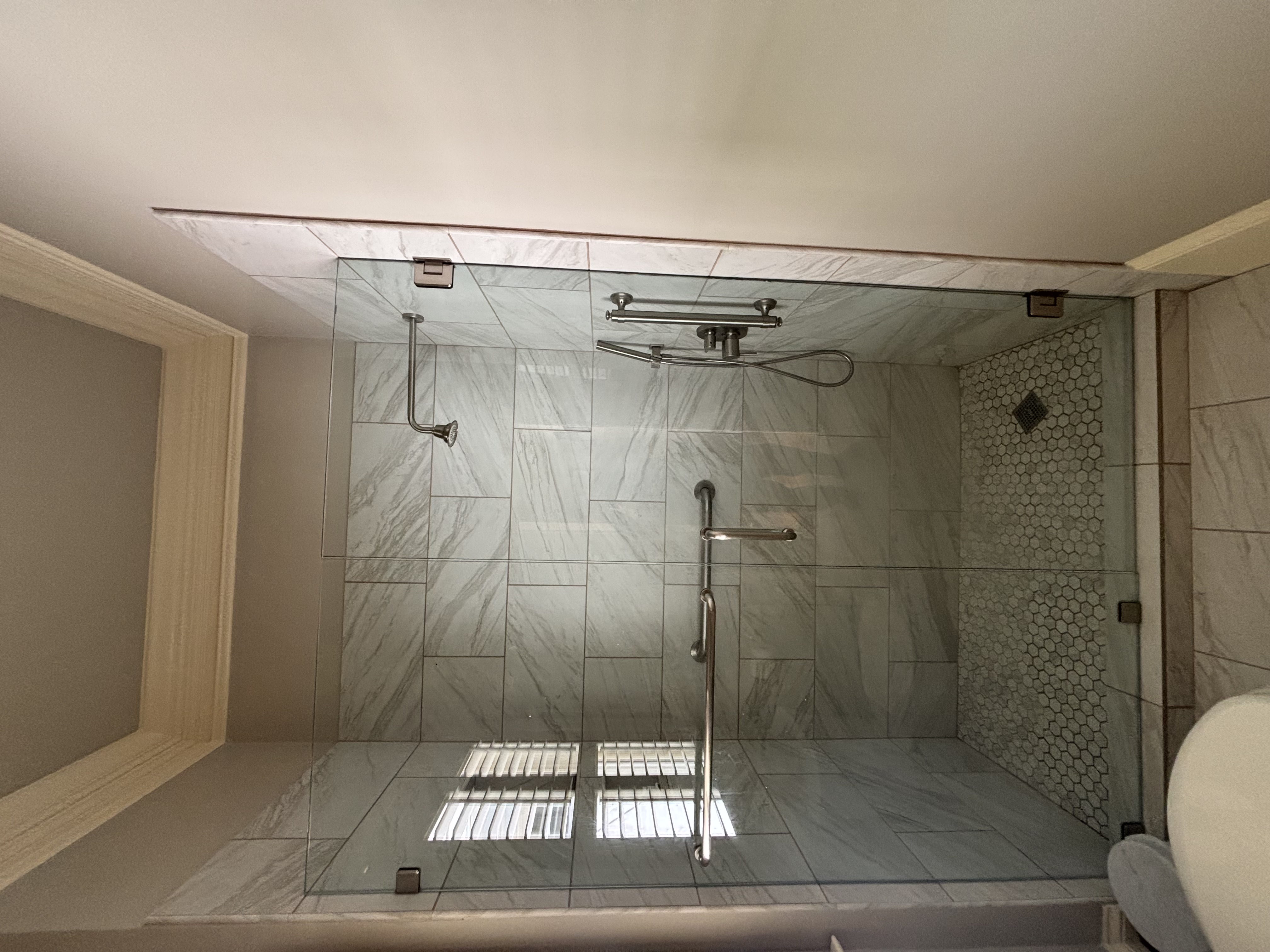 Frameless shower