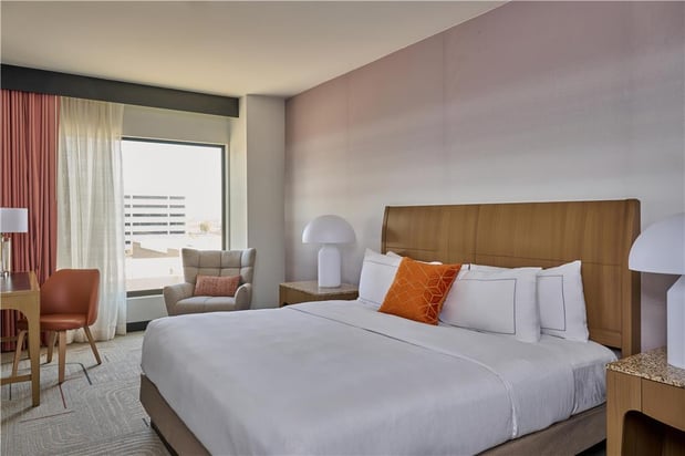 Images Hotel Zessa Orange County Airport, a DoubleTree by Hilton